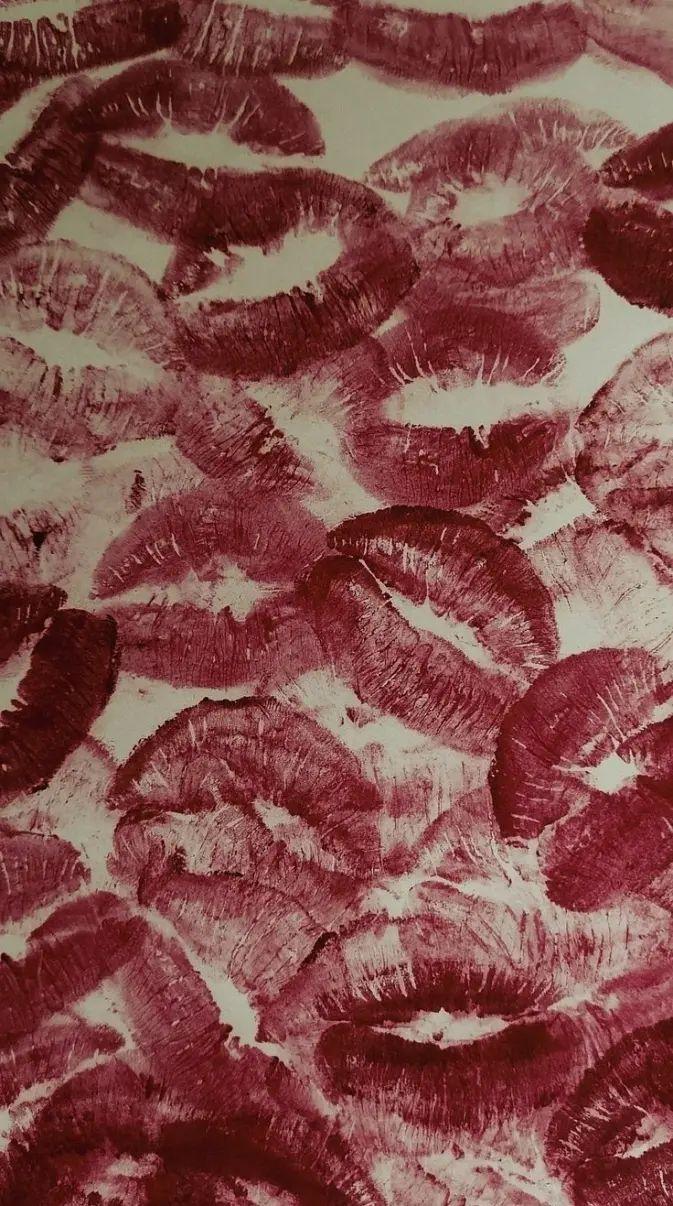 Love Kiss Print Red Aesthetic Wallpaper