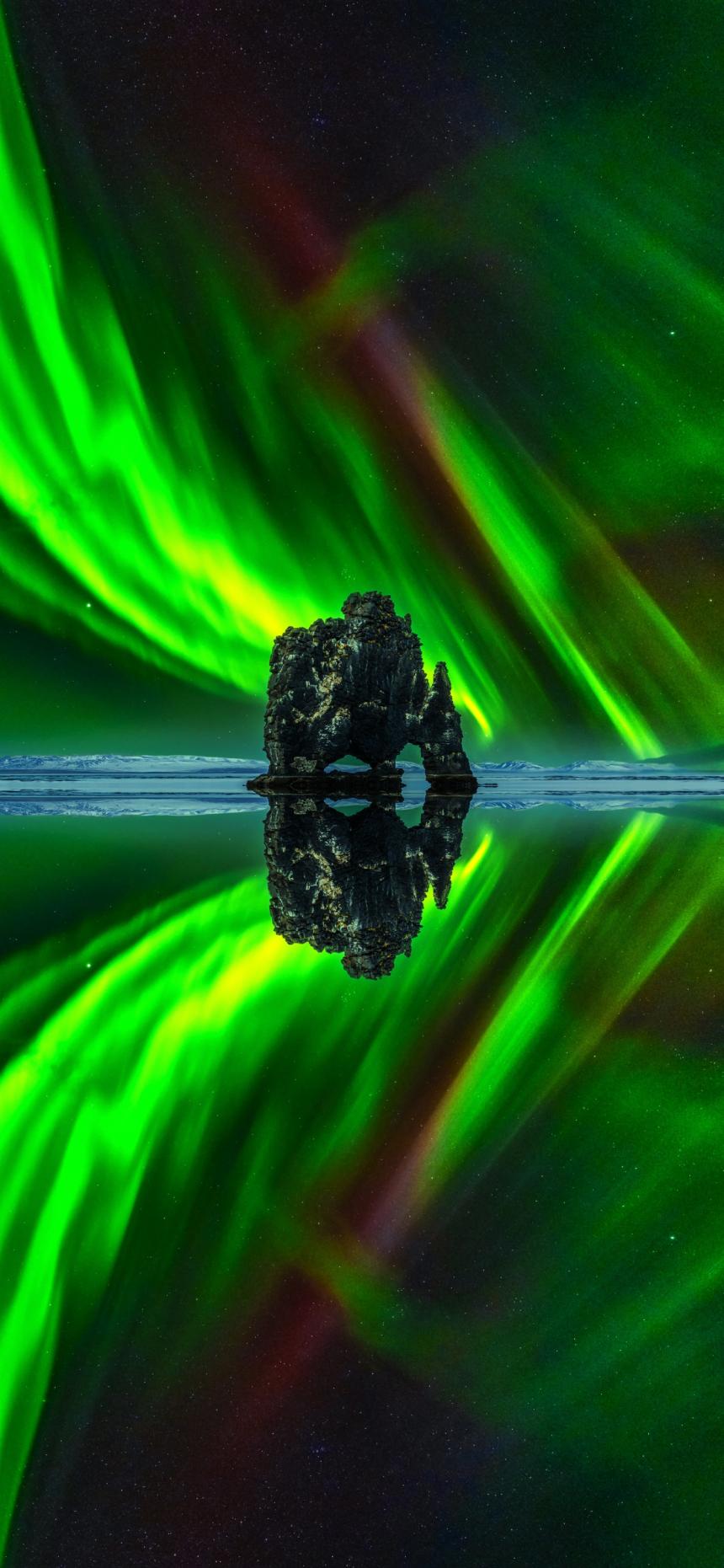 Aurora Borealis Hvítserkur Rock Reflection Wallpaper